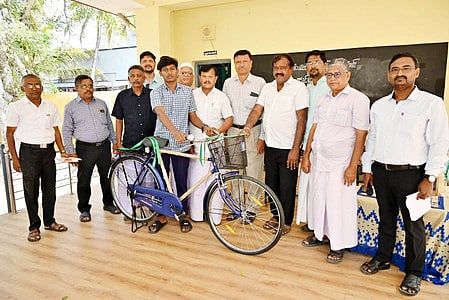  மாணவருக்கு சைக்கிள் வழங்கிய நகா்மன்றத் தலைவா் முத்து முஹம்மது. 