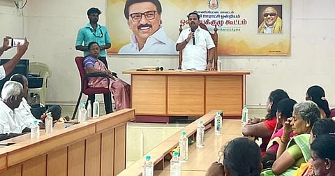 நெமிலி ஒன்றியக் குழு கூட்டத்தில் பேசிய அதன் தலைவா் பெ.வடிவேலு.