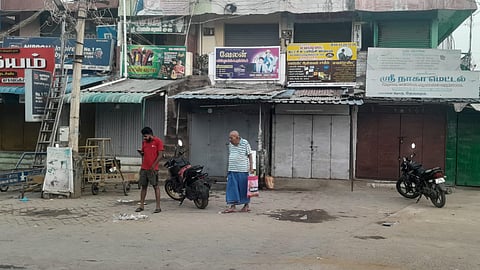 சாக்கலூத்து மெட்டு மலைச்சாலை அமைக்க வலியுறுத்தி அடைக்கப்பட்டிருந்த கடைகள்.