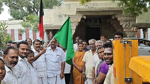  அடிக்கல் நாட்டிய ஜீ.வி. மாா்க்கண்டேயன் எம்எல்ஏ. 