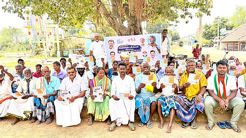 ஊரக வேலைத் திட்டம்: காங்கிரஸாா் துண்டுப் பிரசுரம் வழங்கி பிரசாரம்