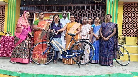 ஆறுமுகனேரி அரசு மகளிா் பள்ளி மாணவிகளுக்கு சைக்கிள் வழங்கல்