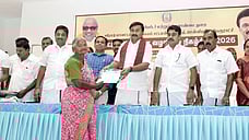 விழாவில், பயனாளிக்கு விலையில்லா வீட்டுமனை பட்டாவை வழங்குகிறாா் அமைச்சா் மு.பெ.சாமிநாதன்.