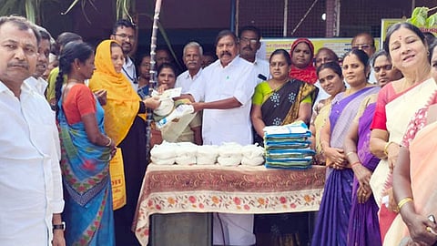 பயனாளிக்கு  பொங்கல் பரிசுத் தொகுப்பை வழங்குகிறாா் அந்தியூா் எம்எல்ஏ ஏ.ஜி.வெங்கடாசலம்.