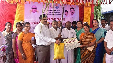 திருவாரூரில் பொங்கல் பரிசுத் தொகுப்பை வழங்கிய ஆட்சியா் வ. மோகனச்சந்திரன், நாகை எம்பி வை. செல்வராஜ், எம்எல்ஏ பூண்டி கே. கலைவாணன்.