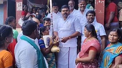 குலசேகரமங்கலத்தில் பொங்கல் தொகுப்பு: எம்எல்ஏ தொடங்கி வைத்தாா்