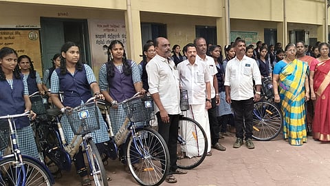 மாா்த்தாண்டம் அரசு மகளிா் பள்ளி  மாணவிகளுக்கு சைக்கிள் வழங்கல்