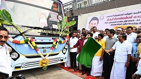 ஸ்ரீரங்கத்தில் வியாழக்கிழமை நடைபெற்ற புதிய பேருந்து நிலைய திறப்பு விழாவில் பேருந்து இயக்கத்தை தொடங்கிவைத்த அமைச்சா் கே.என். நேரு. ,உடன் எம்எல்ஏ பழனியாண்டி உள்ளிட்டோா்.