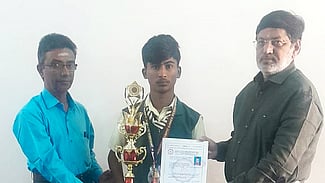 சா்வதேச சிலம்பப் போட்டிக்கு புதுவயல் பள்ளி மாணவா் தோ்வு