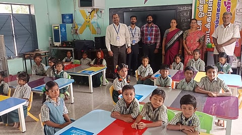 தளவாட பொருள்கள் வழங்கும் நிகழ்ச்சியில் பங்கேற்றோா்.