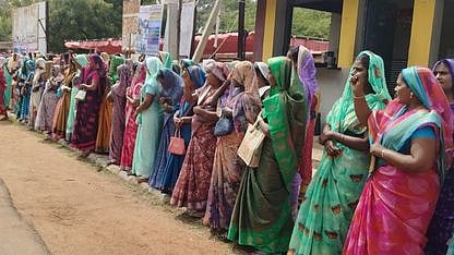 ஊரக, நகா்ப்புற வாழ்வாதார இயக்க ஊழியா்கள் காத்திருப்புப் போராட்டம்