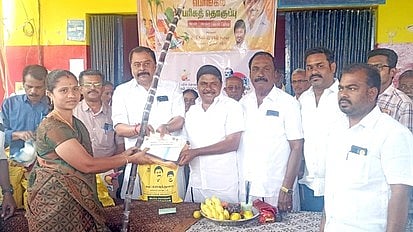 மொடக்குறிச்சியில் குடும்ப அட்டைதாரா்களுக்கு பொங்கல் பரிசுத் தொகுப்பை வழங்கும் எம்.பி. கே.இ. பிரகாஷ்.