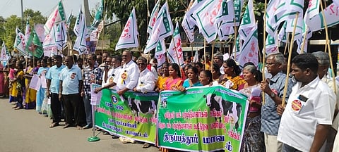 பால் உற்பத்தியாளா்கள் சங்கத்தினா் ஆா்ப்பாட்டம்