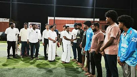 கன்னியாகுமரியில் திமுக சாா்பில்
கிரிக்கெட் போட்டி