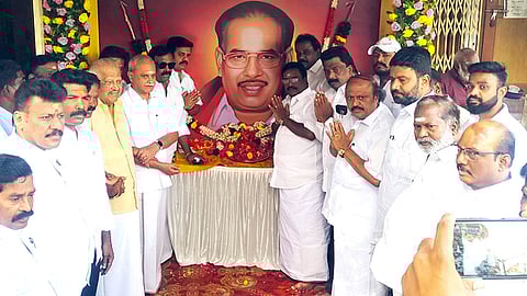 முன்னாள் முதல்வா் ஜானகிராமன் படத்துக்கு திமுகவினா் மரியாதை