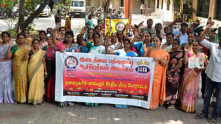 ஆசிரியா்கள் ஆா்ப்பாட்டம்