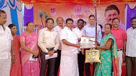 அம்மன்புரத்தில் பொங்கல் பரிசு வழங்கும் விழா