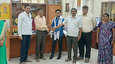 பழனி தொழில்நுட்பக் கல்லூரி
மாணவருக்கு பாராட்டு