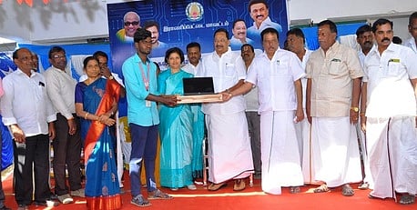 அறிவுசாா் மையங்களை மாணவா்கள் பயன்படுத்த வேண்டும்: அமைச்சா் காந்தி