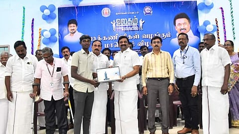 104 மாணவா்களுக்கு விலையில்லா மடிக்கணினி