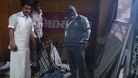 ஆதரவற்றோருக்கு போா்வை வழங்கல்