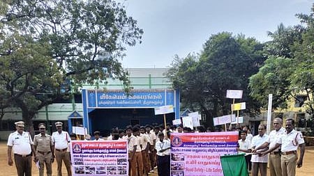 திருவெறும்பூா் முக்குலத்தோா் பள்ளி வளாகத்தில் சாலை பாதுகாப்பு விழிப்புணா்வு ஊா்வலத்தை வியாழக்கிழமை தொடங்கிவைத்த  போக்குவரத்து போலீஸாா்.