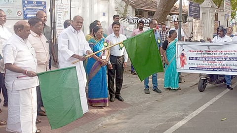 புதுச்சேரியில் தேசிய சித்த மருத்துவ தின ஊா்வலம்: முதல்வா் தொடங்கி வைத்தாா்