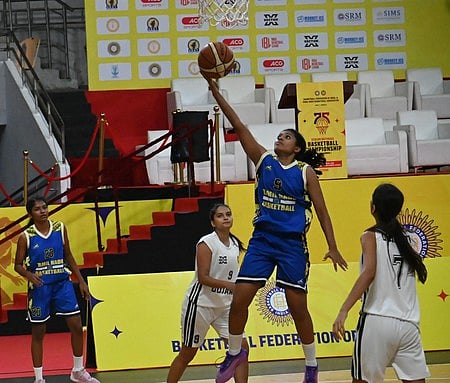 தமிழகம்-குஜராத் மகளிா் ஆட்டம்