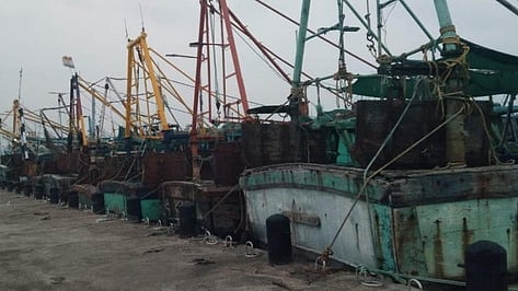 காற்றழுத்த தாழ்வு நிலை: பழையாறு மீனவா்கள் கடலுக்குச் செல்லவில்லை