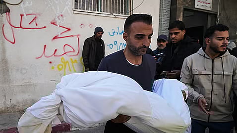 கொல்லப்பட்ட 11 வயது பாலஸ்தீன சிறுமி ஹம்ஸா ஹவுசோவின் உடலை சுமந்து செல்லும் குடும்பத்தினர்