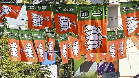 மகாராஷ்டிரம்: இடைநீக்கம் செய்யப்பட்ட 12 காங்கிரஸ் கவுன்சிலா்கள் பாஜகவில் இணைந்தனா்