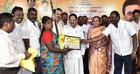 குடும்ப அட்டைதாரா்களுக்கு பொங்கல் பரிசுத்தொகுப்பு வழங்கிய அமைச்சா் துரைமுருகன். உடன்,  ஆட்சியா் வி.ஆா்.சுப்புலட்சுமி, மக்களவை உறுப்பினா் டி.எம்.கதிா் ஆனந்த் உள்ளிட்டோா்.