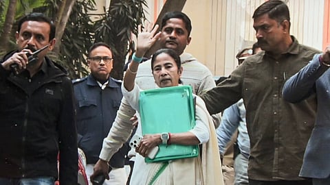 ஆவணங்களை கையோடு எடுத்துச் சென்ற மமதா.