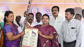 டூவிபுரம் நியாயவிலைக் கடையில் பொங்கல் பரிசுத் தொகுப்பு அளிப்பு