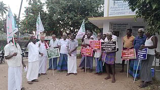 பெருந்துறையை அடுத்த, சீலம்பட்டியில்  பால் கொள்முதல் விலையை உயா்த்தக் கோரி ஆா்ப்பாட்டத்தில் ஈடுபட்ட தமிழ்நாடு பால் உற்பத்தியாளா்கள்   சங்கத்தினா்.