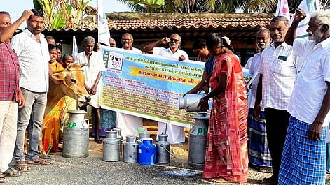 சங்ககிரியில் பால் உற்பத்தியாளா்கள் ஆா்ப்பாட்டம்