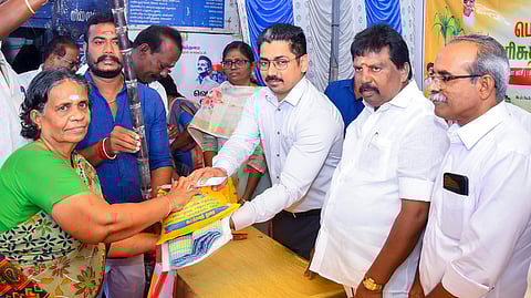 ராமநாதபுரத்தில் பொங்கல் பரிசுத் தொகுப்பு விநியோகம்