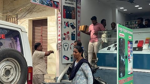 ஆப்பிள் கைப்பேசி போலி உதிரிப் பாகங்கள் பறிமுதல்: 4 பேருக்கு நோட்டீஸ்