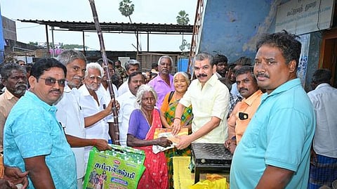 நெல்லை ரேஷன் கடைகளில் பொங்கல் பரிசு தொகுப்பு விநியோகம்