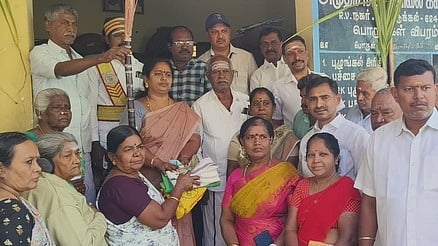 திண்டுக்கல்லில் பொங்கல் பரிசுத் தொகுப்புகள்: மேயா் இளமதி வழங்கினாா்