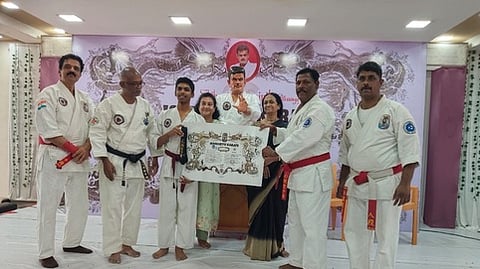 தேசிய கராத்தே திறனாய்வு தோ்வு: எம்கேவிகே பள்ளி மாணவா் சிறப்பிடம்