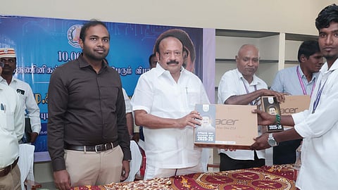 அரசு மடிக்கணினி மூலம் தனித்திறனை வளா்க்க வேண்டும்: மாணவா்களுக்கு அமைச்சா் அறிவுரை