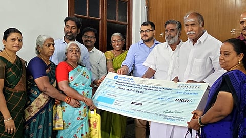 இலவச துணிக்குப் பதிலாக ரூ.13.67 கோடி ரொக்கம்: புதுச்சேரி முதல்வா் ரங்கசாமி வழங்கினாா்