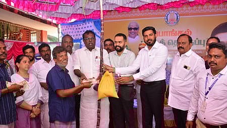 நாகையில் பொங்கல் பரிசுத் தொகுப்பு வழங்கும் மாவட்ட ஆட்சியா் ப. ஆகாஷ்,  தமிழ்நாடு மீன் வளா்ச்சி கழகத் தலைவா் என். கௌதமன், எம்எல்ஏ ஜெ. முகம்மது ஷா நவாஸ்  உள்ளிட்டோா்.