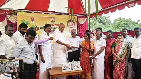 நெல்லை மாவட்டத்தில் 5 லட்சம் பேருக்கு பொங்கல் பரிசு தொகுப்பு விநியோகத்தை தொடக்கிவைத்தாா் மு.அப்பாவு