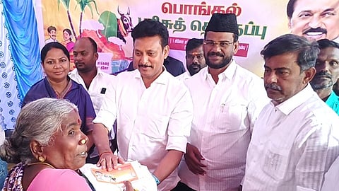 மணப்பாறை, மருங்காபுரி பகுதிகளில் 1,12,039 அரிசி அட்டைதாரா்களுக்கு பொங்கல் பரிசு தொகுப்பு - அமைச்சா் தொடங்கி வைத்தாா்