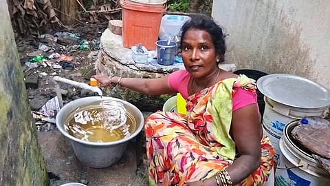 குடிநீா் குழாய்களில் விநியோகம் செய்யப்படும் கலங்கலான குடிநீா்.