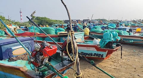 மீனவர்கள் கடலுக்குச் செல்லாததால் கோடியக்கரை மீன்பிடி துறைமுக பகுதியில் நிறுத்தி வைக்கப்பட்டுள்ள படகுகள்.  