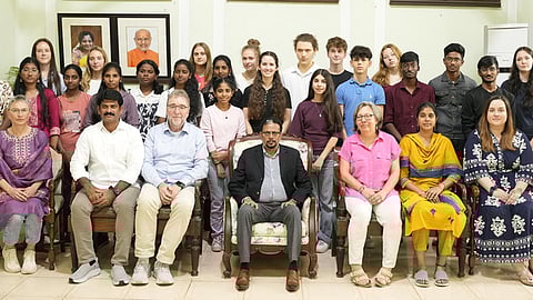  புதுச்சேரி துணைநிலை ஆளுநா் கே.கைலாஷ்நாதனை வெள்ளிக்கிழமை சந்தித்து உரையாடிய  ஜொ்மனி மாணவா்கள்.