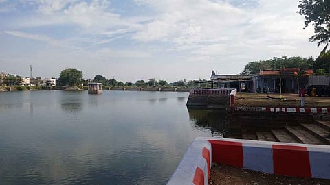  சேதமடைந்த நிலையில் காணப்படும் ஸ்ரீவில்லிபுத்தூா் ஆண்டாள் கோயில் திருமுக்குளம் தெப்பக் கரை.